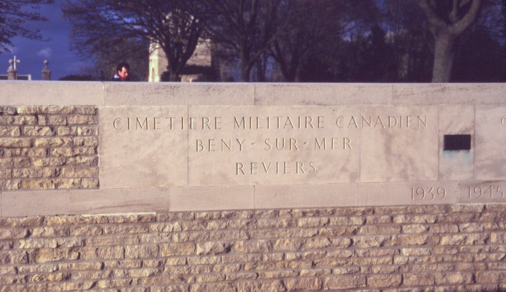 The name and location of the cemetery is engraved on a cement and brick wall.